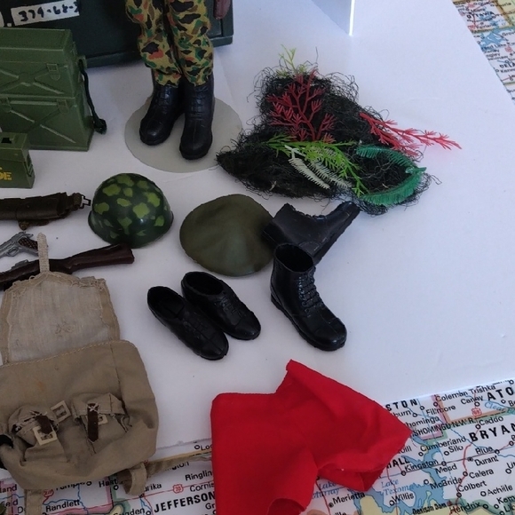1964 Hasbro G.I. Joe Military Doll & 1992 G.I. Joe Includes Loaded Foot Locker - Picture 6 of 15